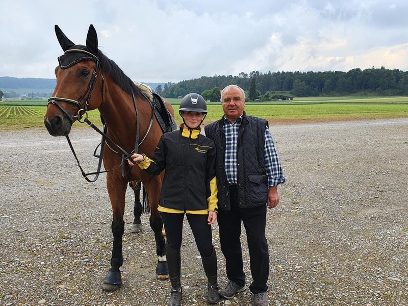 Melina Spühler mit ihrem Pferd Al Pacino und Felix Angst (Mitglied PCZU und Reitverein Rafzerfeld)