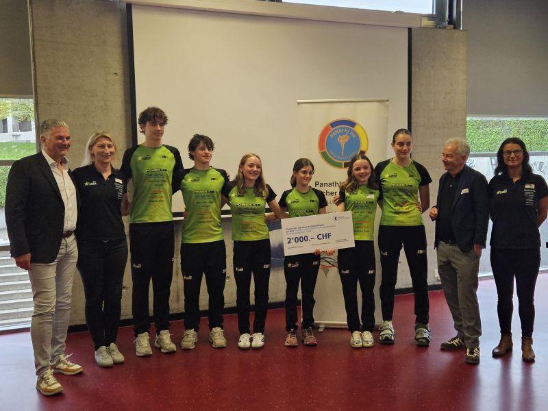 3stars mit v.l.n.r. Thomas Reutener (Laudator PCZU), Kathlen Massow (Trainerin 3stars), Peter Spörri (Stadtpräsident Wallisellen), Valentina Menghini (Finanzen 3star cats)