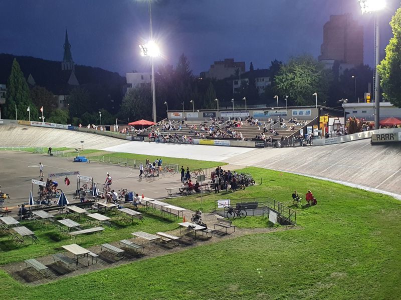 Nächtliches Ambiente der Rennbahn