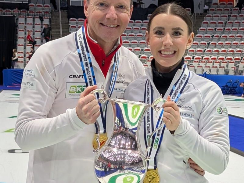 Xenia & Andreas Schwaller mit Siegerpokal 