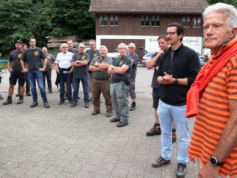 Hannes Meier (2. v.r.), Präsident der Pontoniere Eglisau erläutert uns Geschichte und Disziplinen des Pontoniersport